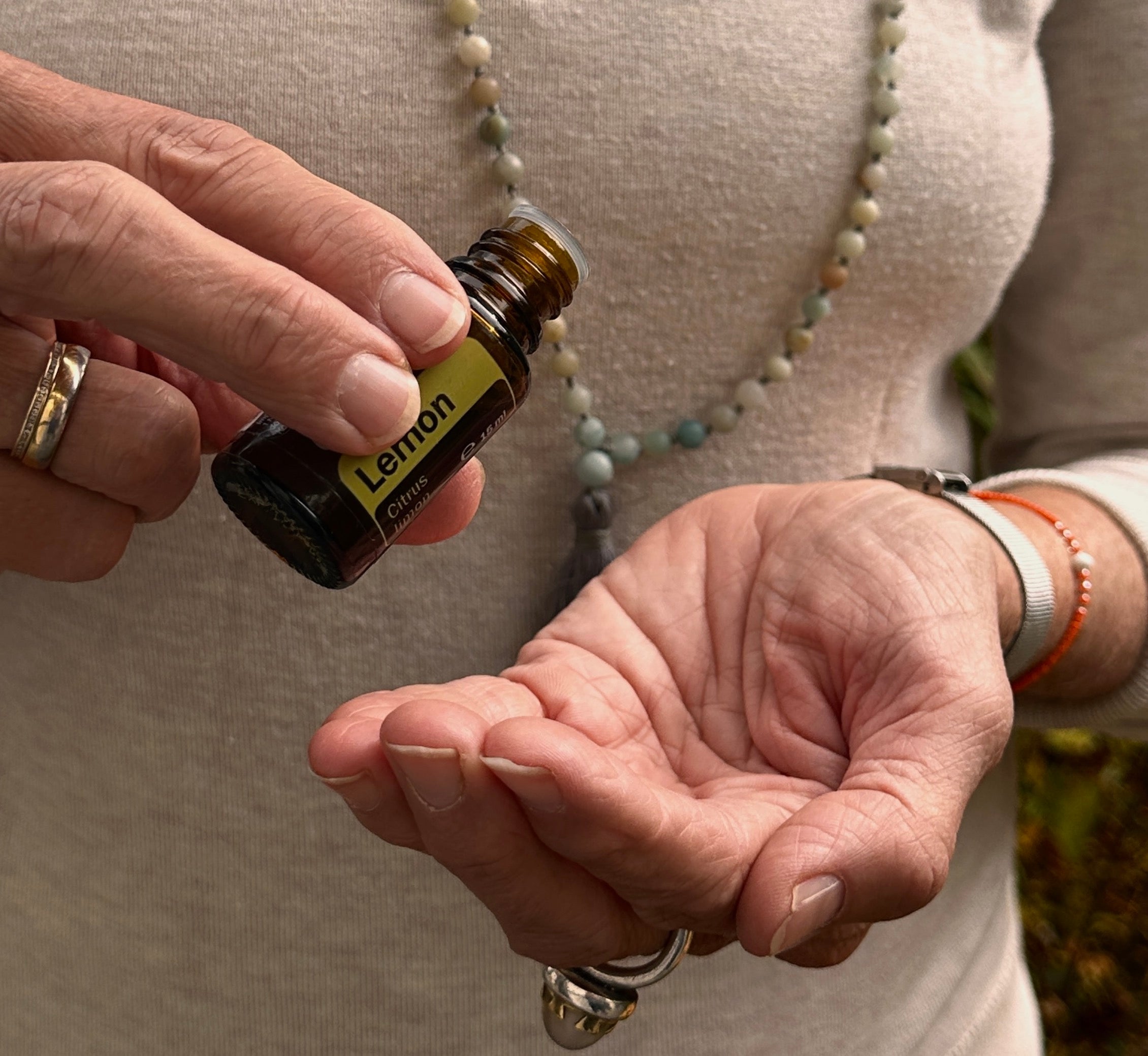 Ätherisches Öl in der Hand