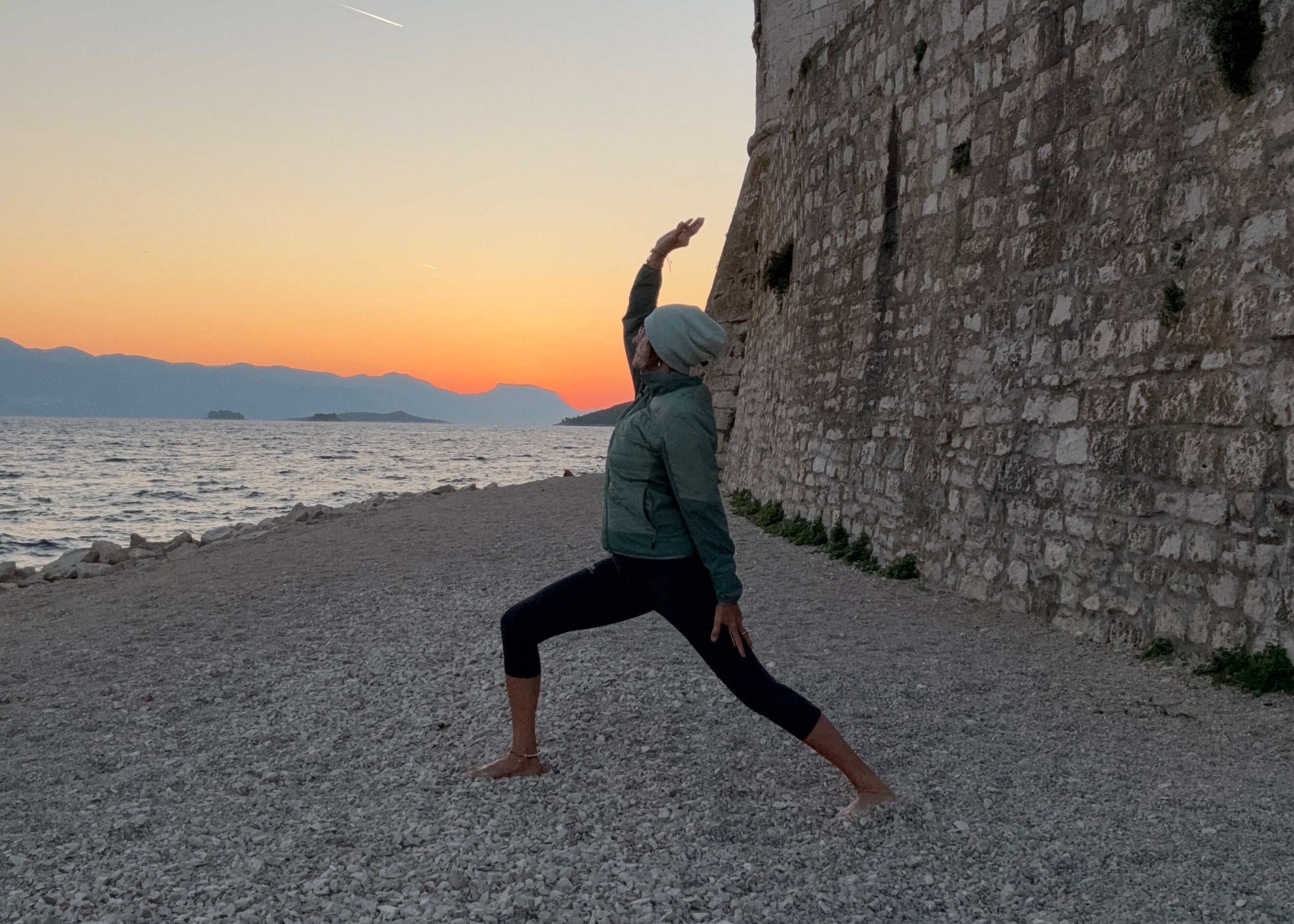Krieger Yogapose am Strand